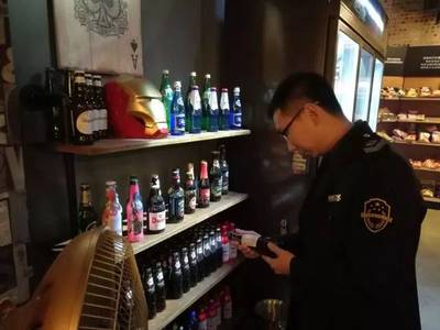 深夜亮劍！南海開展酒類經(jīng)營(yíng)場(chǎng)所突擊檢查，暫扣涉案產(chǎn)品筑牢安全防線